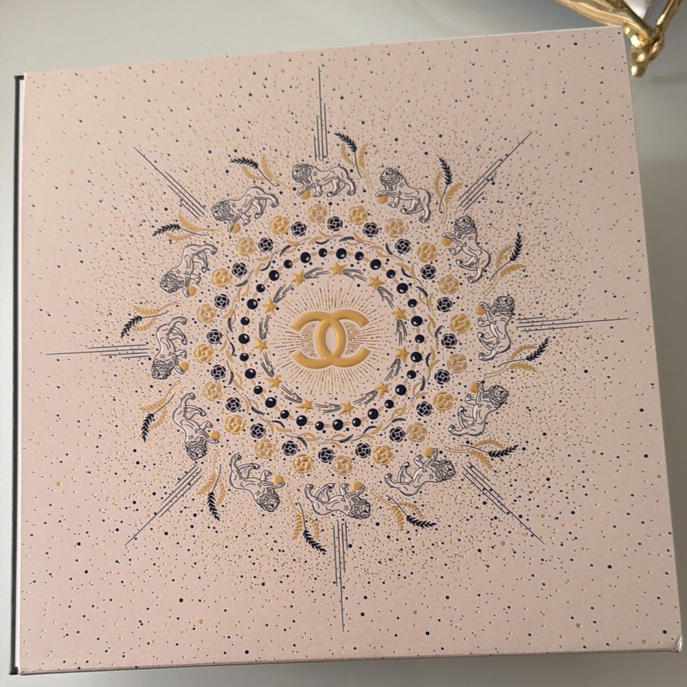 CHANEL Box with Gold and Black Celestial Design new
Box empty